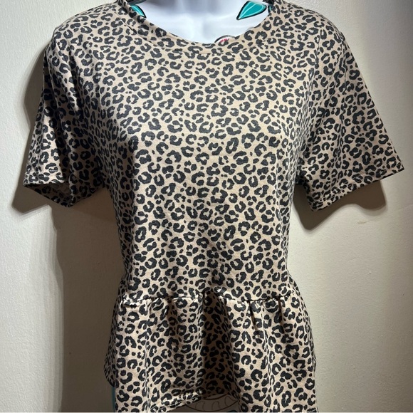 Francesca’s Collections Jun & Ivy Beige Black Cheetah Print Peplum Blouse - Picture 1 of 3